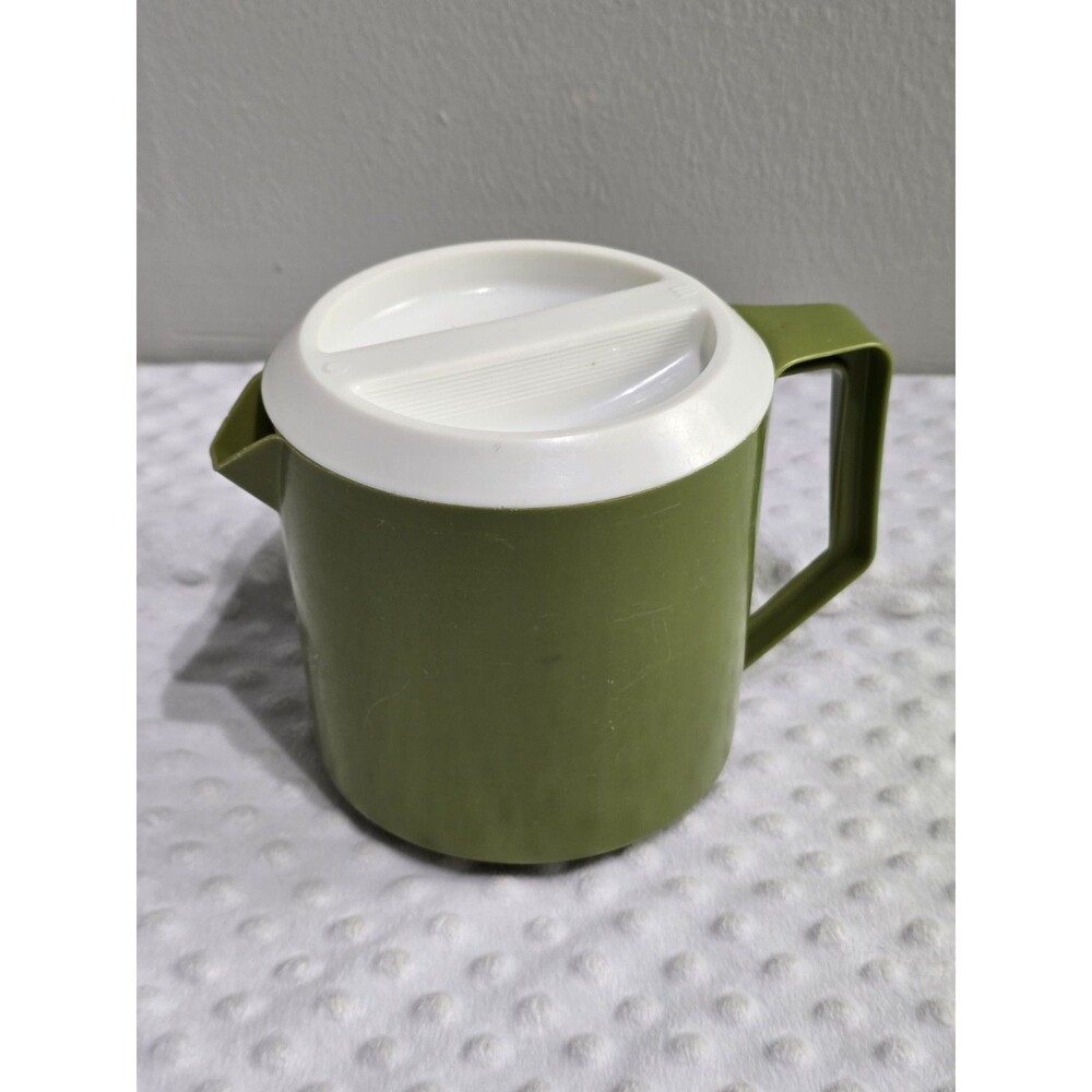 Vintage MCM Avocado Green Rubbermaid 2745 1-1/2 Quart Pitcher White Strainer Lid
